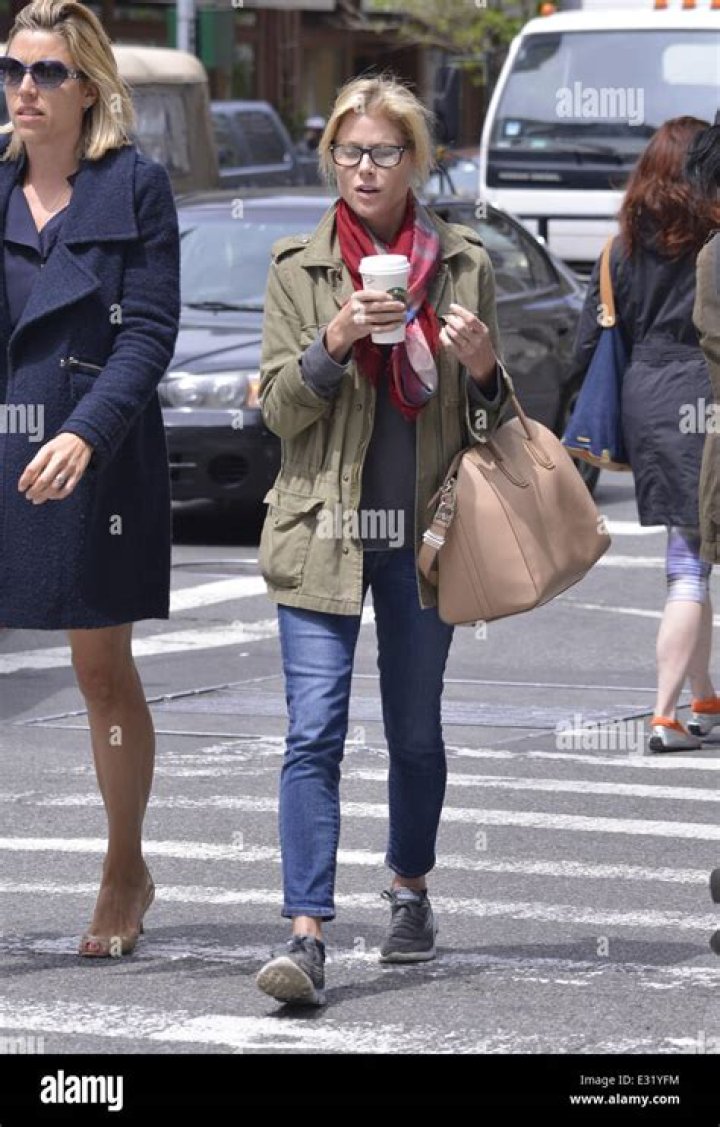 Julie Bowen Without Makeup: A Closer Look at Her Natural Beauty